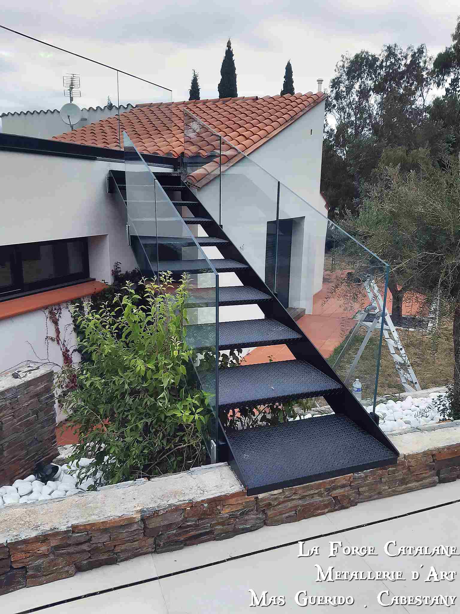 escalier en fer marche en tole larme garde corps en verre forge catalane.jpg